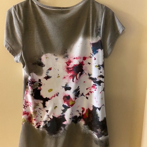 Green tee has modern painted look red white black flowers - Picture 4 of 7